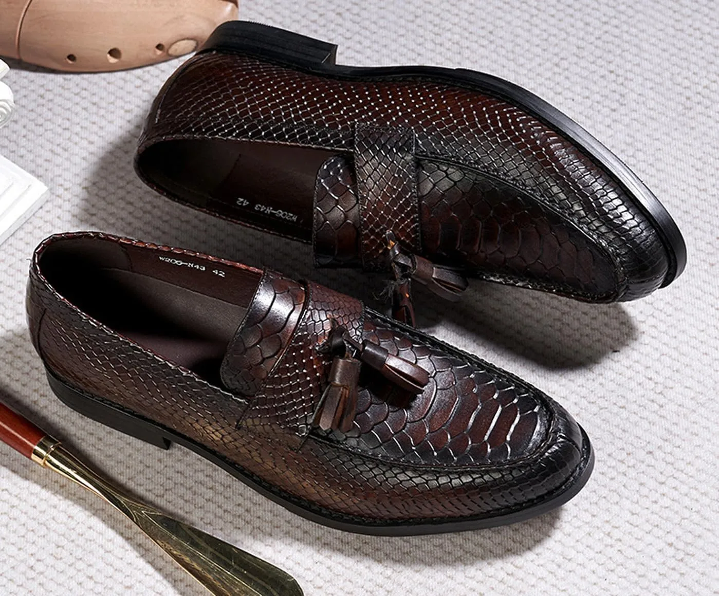 Santimon Mens Tassel Loafers Formal Dress Slip On Shoes Genunie Leather Cap Toe Mocasines Business Casual Prom Wedding Crocodile Embossing Penny Loafer Fashion Tuxedo Suit Shoes for Men